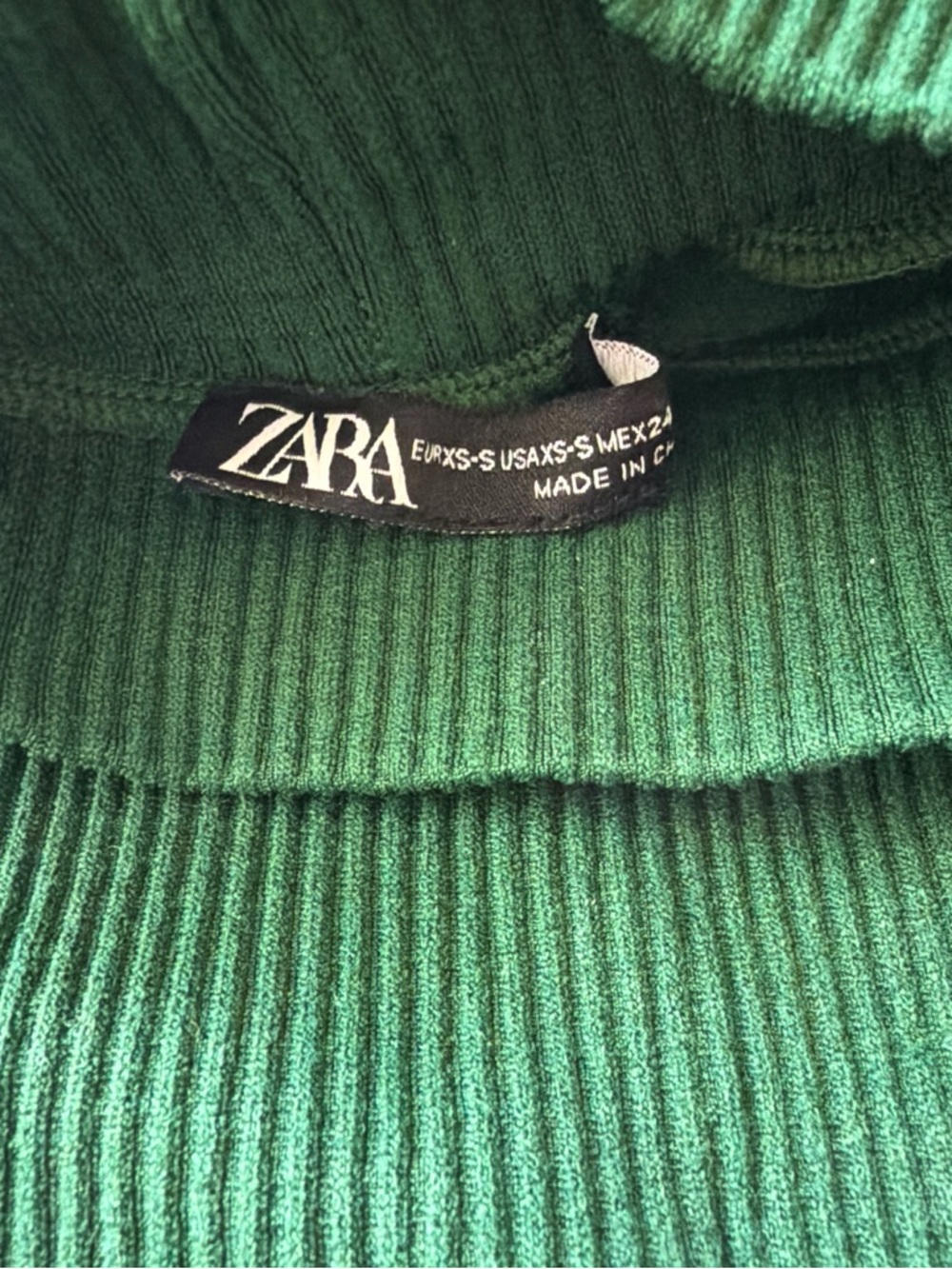 Green Turtleneck Tanktop - Picture 2 of 3
